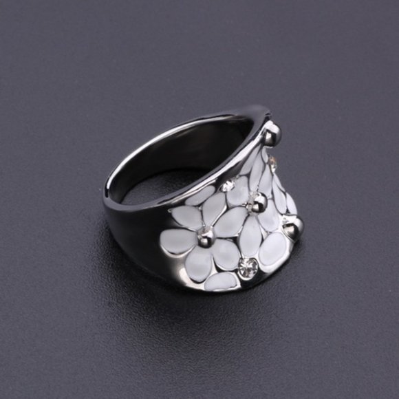Elegant White Flower Silver Plated Ring #7-8-9-10 - Picture 3 of 5